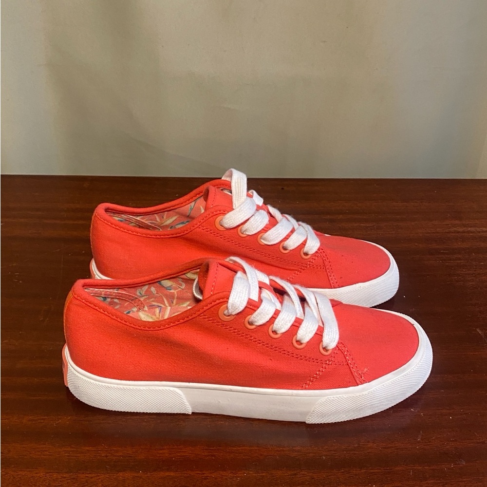 VIONIC Oasis Canvas Casual Lace Up Comfort Shoe Red Poppy Women’s size 6 NWOT